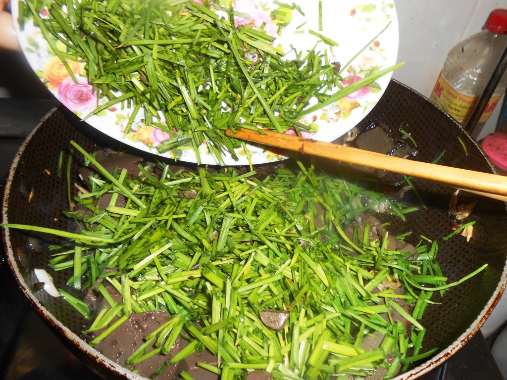 Hẹ lu&ocirc;n được để sau v&agrave; x&agrave;o vừa ch&iacute;n tới để kh&ocirc;ng bị dai