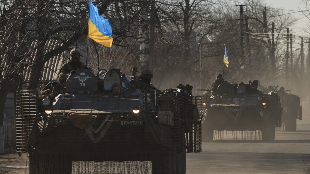 Xe qu&acirc;n sự của lực lượng Ukraine di chuyển ở ph&iacute;a Đ&ocirc;ng Mariupol th&aacute;ng 3 vừa qua. Ảnh: AP