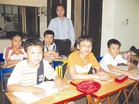 5 học sinh cùng thầy giáo Trần Phương. Ảnh: Tiền Phong.
