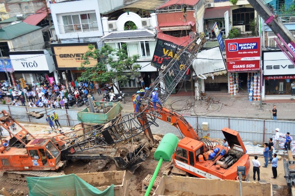 Hi&ecirc;̣n trường vụ c&acirc;̀n c&acirc;̉u dự &aacute;n đường sắt tr&ecirc;n cao đ&ocirc;̉ sập ra đường, đè l&ecirc;n nhà người d&acirc;n
