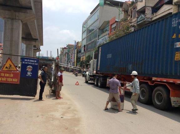 Hiện trường xe container “hạ gục” khung sắt giới hạn chiều cao