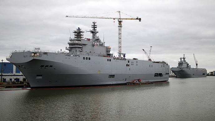 Hai t&agrave;u s&acirc;n bay trực thăng lớp Mistral Sevastopol (tr&aacute;i) v&agrave; Vladivostok đậu tại xưởng đ&oacute;ng t&agrave;u ở Saint-Nazaire, miền T&acirc;y nước Ph&aacute;p. Ảnh: Reuters
