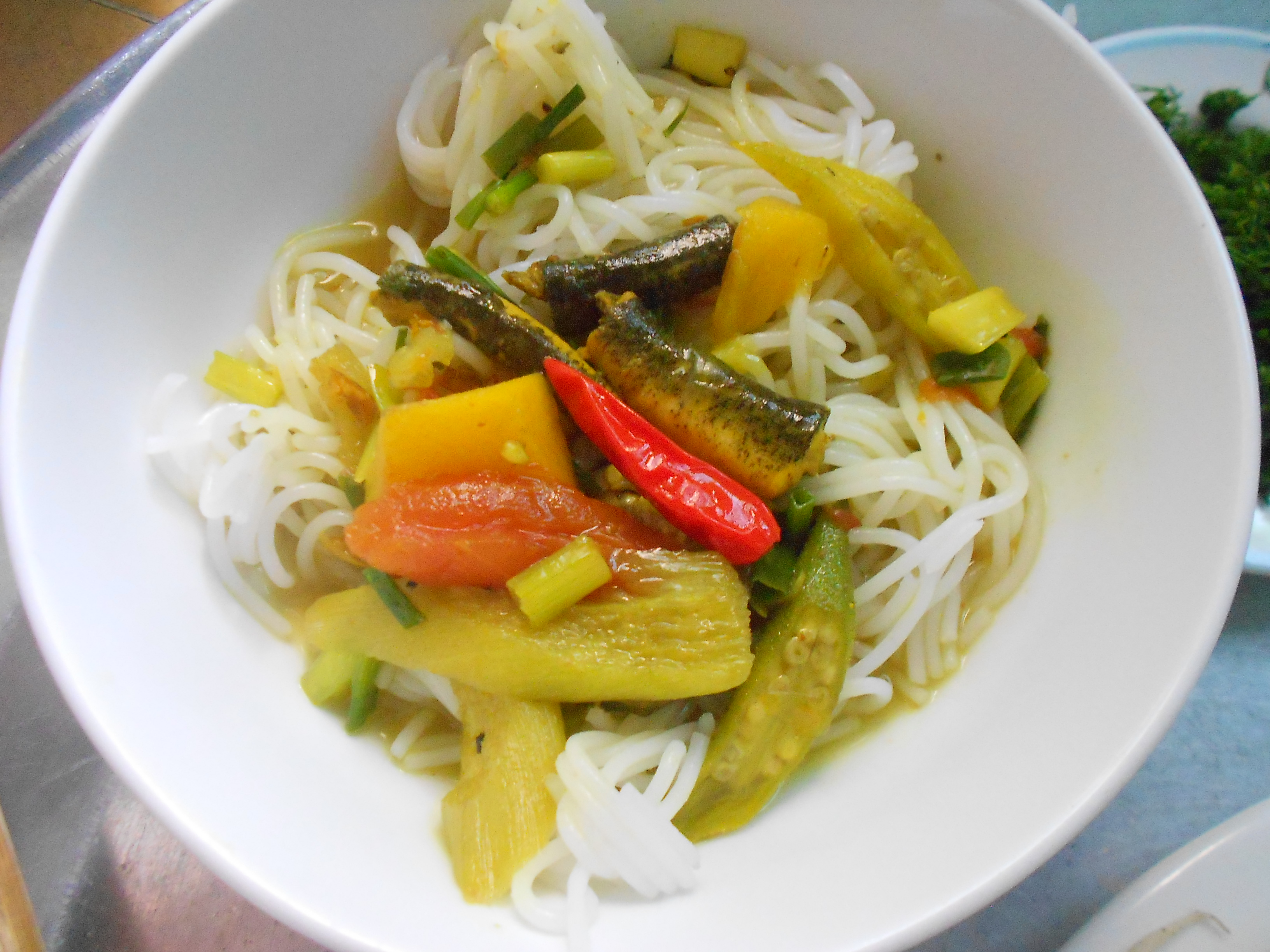 T&ocirc; b&uacute;n chan c&aacute; nh&eacute;t um chua m&aacute;t cả trưa h&egrave;