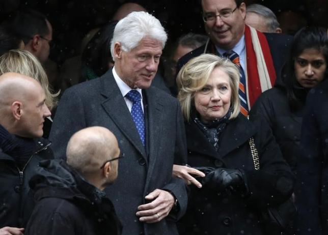 Vơ chồng nh&agrave; Clinton. Ảnh: Reuters