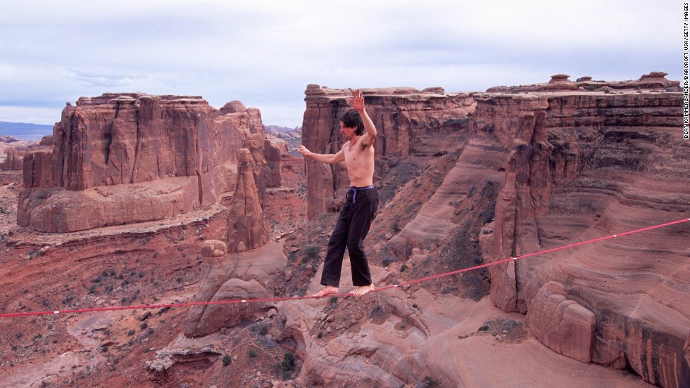 &Ocirc;ng Potter đi d&acirc;y thừng kh&ocirc;ng c&agrave;i thiết bị an to&agrave;n trong C&ocirc;ng vi&ecirc;n Quốc gia Arches, bang Utah - Mỹ. Ảnh: CNN