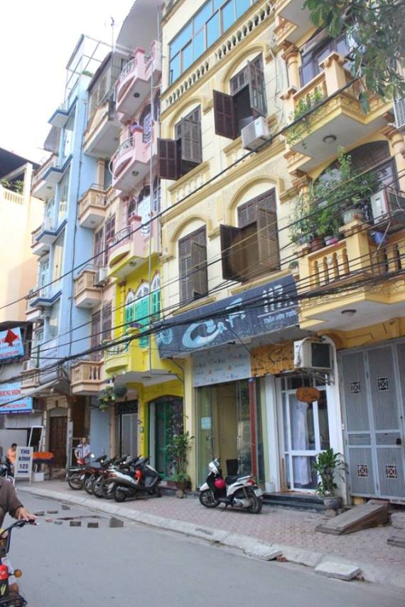 Hiện trường vụ nữ sinh lớp 8 rơi từ tầng 3 xuống đất