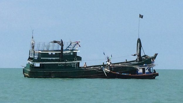 Một thuyền đ&aacute;nh c&aacute; nhỏ của ngư d&acirc;n Indonesia chuyển người di cư v&agrave;o bờ. Ảnh: BBC