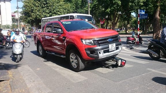Hi&ecirc;̣n trường vụ tai nạn xe máy đ&acirc;m li&ecirc;n hoàn