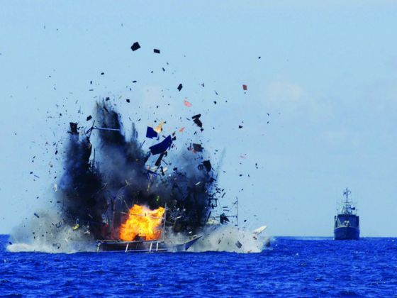 Một tàu nước ngoài bị đánh chìm ngoài khơi tỉnh Bắc Sulawesi hôm 20-5. Ảnh: Reuters