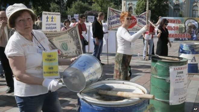 Kinh tế kh&oacute; khăn l&agrave;m chất lượng cuộc sống của nhiều người d&acirc;n Ukraine giảm s&uacute;t. Ảnh: AP