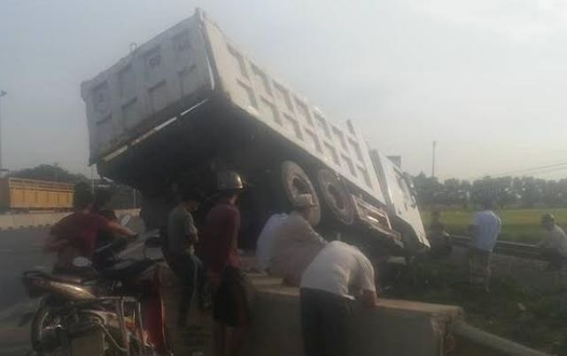 Hiện trường nơi chiếc xe tải đ&acirc;m g&atilde;y r&agrave;o chắn lao l&ecirc;n đường sắt