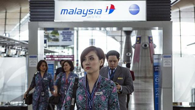 Một phi h&agrave;nh đo&agrave;n của MAS đi bộ qua S&acirc;n bay Quốc tế Kuala Lumpur tại Sepang - Malaysia. Ảnh: BLOOMBERG