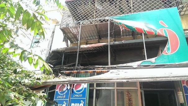 Biển hiệu qu&aacute;n phở bị ch&aacute;y nham nhở