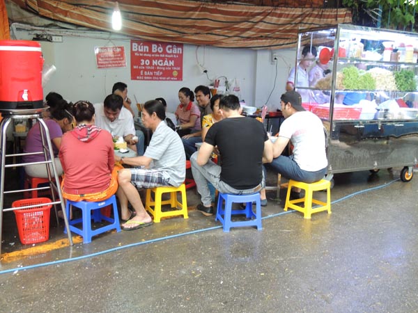 Qu&aacute;n B&uacute;n B&ograve; G&acirc;n đ&ocirc;ng kh&aacute;ch ngay từ khi mới dọn h&agrave;ng.