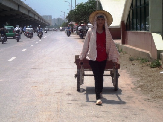 Một phụ nữ phải làm vi&ecirc;̣c trong thời ti&ecirc;́t nắng gay gắt