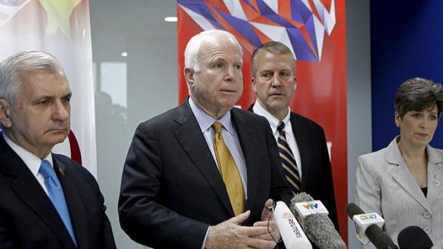 Thượng nghị sĩ Cộng h&ograve;a ki&ecirc;m Chủ tịch Ủy ban Qu&acirc;n vụ Thượng viện Mỹ John McCain (thứ 2 từ tr&aacute;i sang) ph&aacute;t biểu tại TP Hồ Ch&iacute; Minh - Việt Nam h&ocirc;m 29-5. Ảnh: Reuters