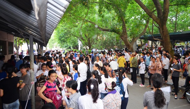 Ngay từ sáng sớm, hàng ngàn sỹ tử và phụ huynh đã có mặt tại tại cụm thi số 1, Đại học Quốc gia H&agrave; Nội, đường Xu&acirc;n Thủy, quận Cầu Giấy, H&agrave; Nội
