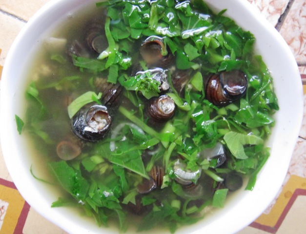 Ốc nấu canh rau khoai ngọt, m&aacute;t cho ng&agrave;y h&egrave;