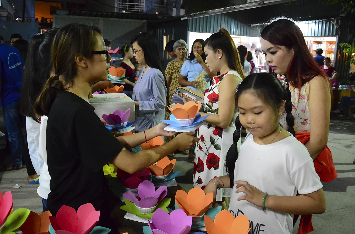 Từ khoảng 18 giờ, h&agrave;ng ng&agrave;n người tập trung về ch&ugrave;a Diệu Ph&aacute;p để tham gia lễ thả hoa đăng. Ảnh: Thăng B&igrave;nh.