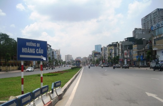 Đường Ho&agrave;ng Cầu - &Ocirc; Chợ Dừa trước đó được m&ecirc;̣nh danh là con đường đắt nh&acirc;́t hành tinh với mỗi m&eacute;t chiều d&agrave;i tốn hơn 1 tỉ đồng