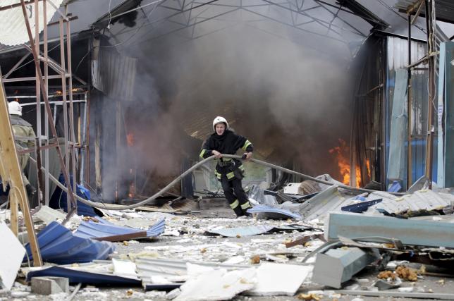 Khu vực gần Donetsk trúng đạn pháo hôm 3-6. Ảnh: Reuters