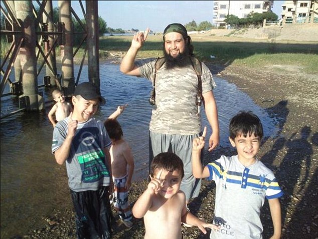 Hicham Chaib chụp ảnh c&ugrave;ng một đ&aacute;m trẻ ở Syira. Ảnh: Daily Mail