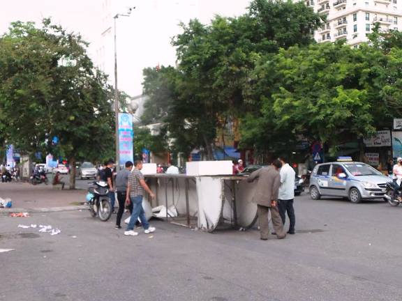 Chiếc cổng chào rơi ra giữa đường khiến 2 vợ chồng bị thương, phải nhập viện cấp cứu