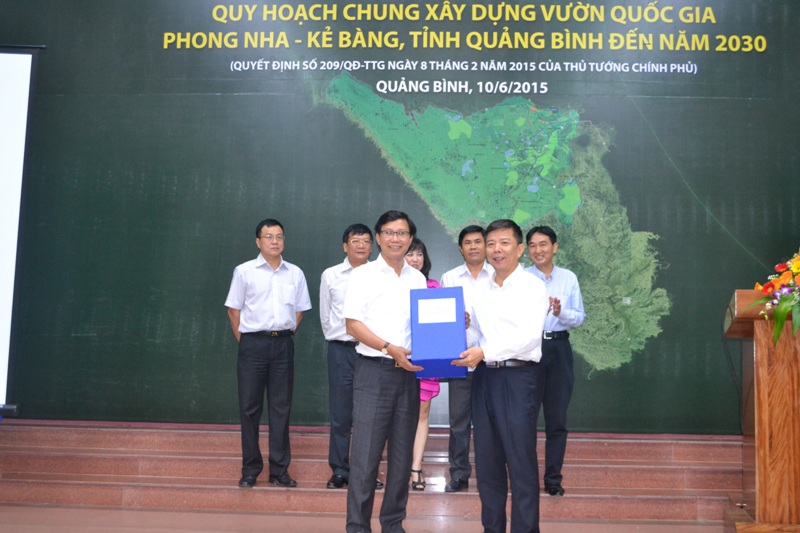 Trao quyết đ ịnh về Quy hoạch chung x&acirc;y dựng vườn quốc gia Phong nha - Kẻ B&agrave;ng đến năm 2030 cho tỉnh Quảng B&igrave;nh
