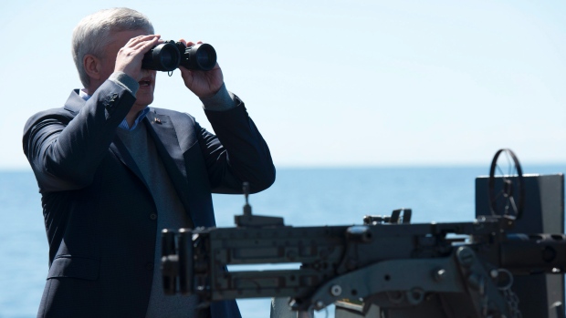 Thủ tướng Canada Stephen Harper d&ugrave;ng ống nh&ograve;m theo d&otilde;i 2 t&agrave;u khu trục Nga. Ảnh: Canadian Press