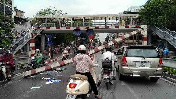 Thanh sắt chắn hạn chế chiều cao, bị xe khách húc rơi xuống đường - Ảnh: otofun