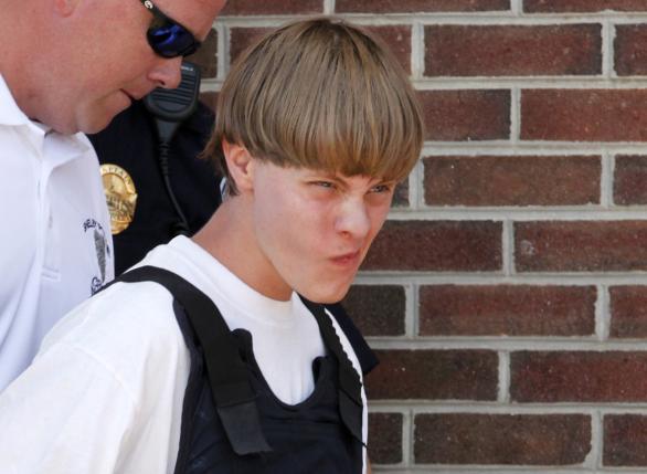 Dylann Roof bị cảnh sát tóm cổ hôm 18-6. Ảnh: Reuters