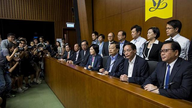 C&aacute;c nh&agrave; lập ph&aacute;p th&acirc;n Bắc Kinh trả lời họp b&aacute;o sau thất bại h&ocirc;m 18-6. Ảnh: Reuters