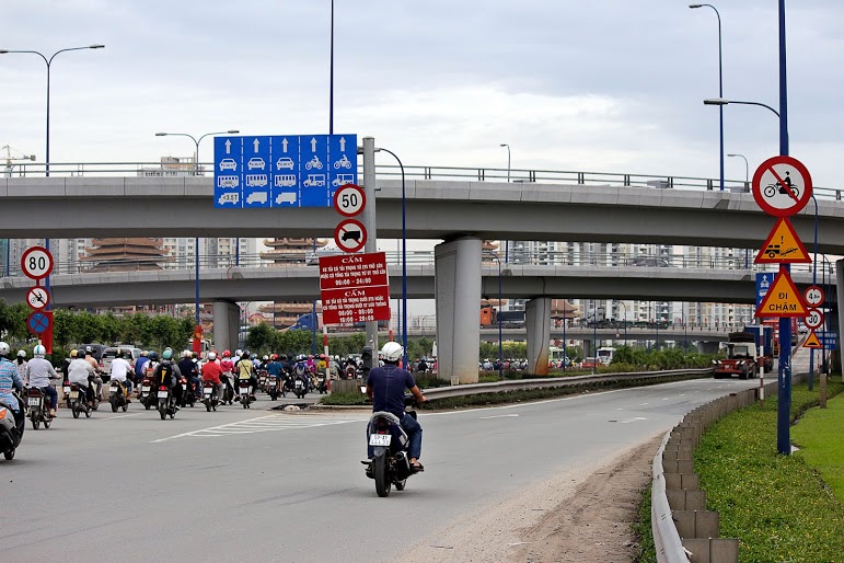 Nhiều người d&acirc;n đi xe m&aacute;y l&ecirc;n cầu vượt C&aacute;t L&aacute;i về Mai Ch&iacute; Thọ d&ugrave; tuyến đường n&agrave;y chỉ d&agrave;nh cho phương tiện 4 b&aacute;nh