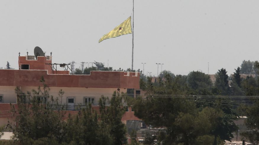 L&aacute; cờ của YPG cắm gần bi&ecirc;n giới Syria - Thổ Nhĩ Kỳ. Lực lượng n&agrave;y mới ph&aacute;t hiện 400 m đường hầm do IS đ&agrave;o tại bi&ecirc;n giới hai nước. Ảnh: AP