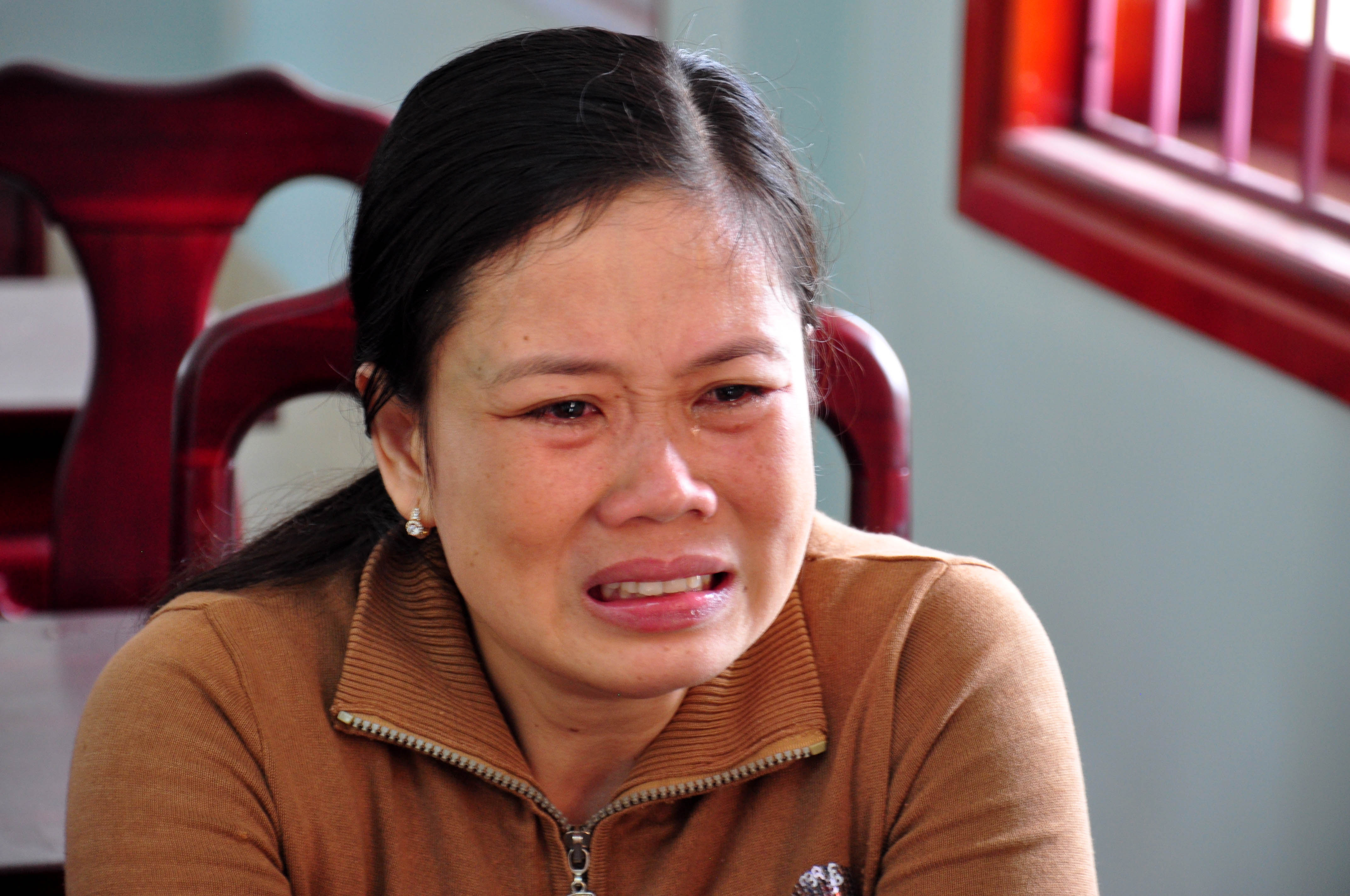 B&agrave; Nguyễn Thị Dung, vợ thuyền trưởng Đỗ Mai Tấn kh&oacute;c ngấc khi biết tin t&agrave;u của chồng gặp nạn ở Trường Sa. Ảnh: Tử Trực