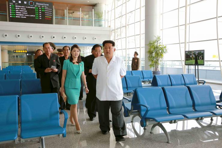 L&atilde;nh đạo Kim Jong-un v&agrave; phu nh&acirc;n đến thăm săn bay mới được ho&agrave;n th&agrave;nh. Ảnh: KCNA