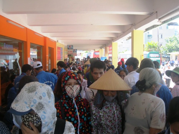 Sáng nay ngày 29-6 hàng ngàn sỹ tử của khắp các tỉnh mi&ecirc;̀n Bắc đ&ocirc;̉ d&ocirc;̀n v&ecirc;̀ Hà N&ocirc;̣i đ&ecirc;̉ dự kỳ thi t&ocirc;́t nghi&ecirc;̣p THPT qu&ocirc;́c gia năm 2015