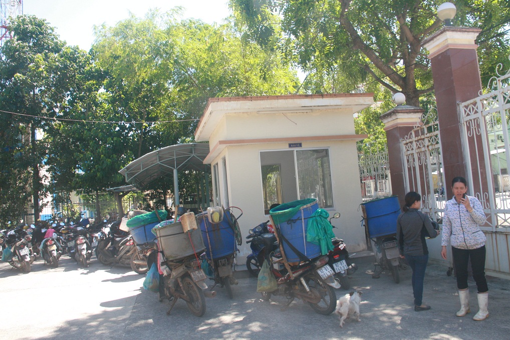 C&aacute;c tiểu thương mang cả xe c&ugrave;ng sọt đựng c&aacute; v&agrave;o trụ sở tiếp c&ocirc;ng d&acirc;n tỉnh Quảng Nam để đ&ograve;i quyền lợi