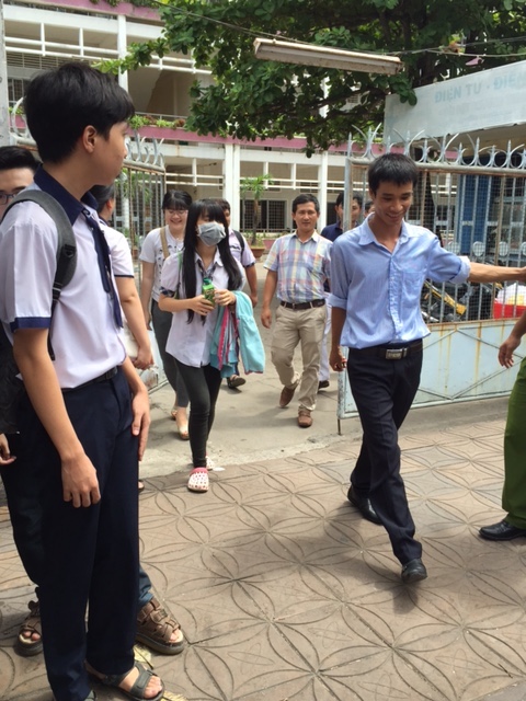 Nhiều TS tại diểm thi Trung t&acirc;m GDTX Kỹ thuật tổng hợp hướng nghiệp Cần Thơ ra sớm 15 ph&uacute;t so với thời gian hết giờ l&agrave;m b&agrave;i