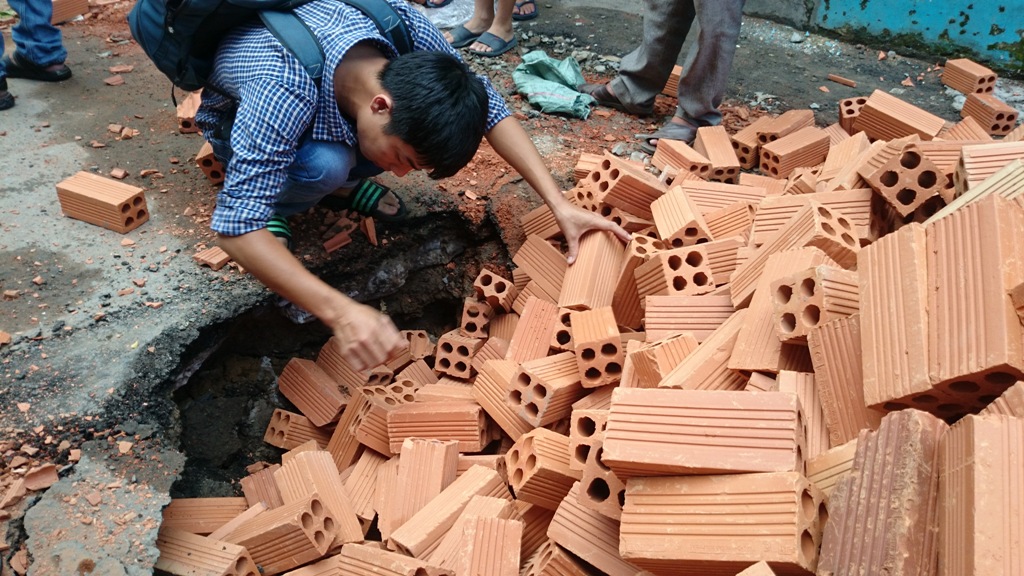Sự cố khiến mặt đường bị sụp một hố to