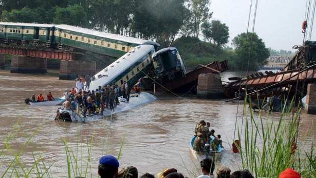 T&agrave;u lửa chở qu&acirc;n đội Pakistan lao xuống k&ecirc;nh h&ocirc;m 2-7. Ảnh: Reuters