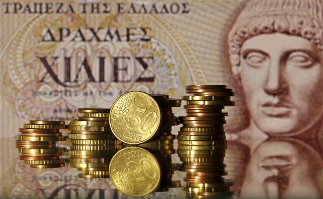 Đồng tiền euro v&agrave; tờ 1.000 drachma cũ của Hy Lạp. Ảnh: Reuters