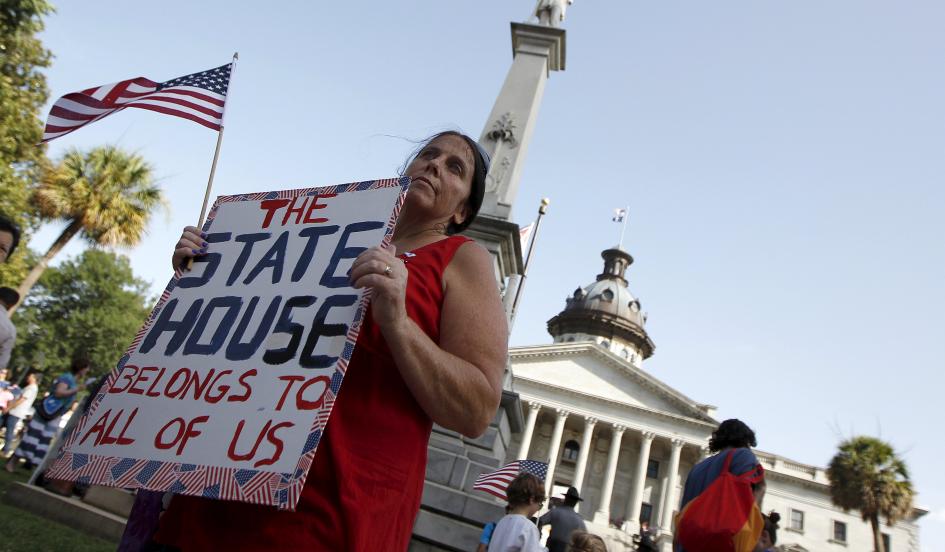 Người biểu tình phản đối cờ Confederate ở TP Columbia hôm 4-7. Ảnh: Reuters