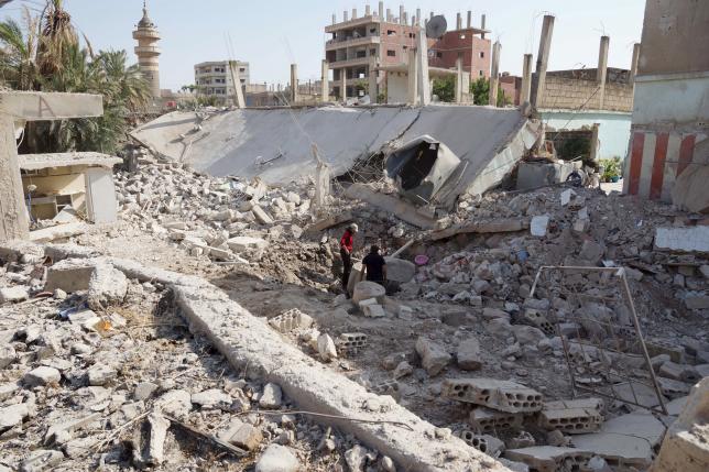 Một khu dân cư ở thị trấn Tafas - Syria bị máy bay chế độ TT Bashar Al-Assad tàn phá. Ảnh: Reuters