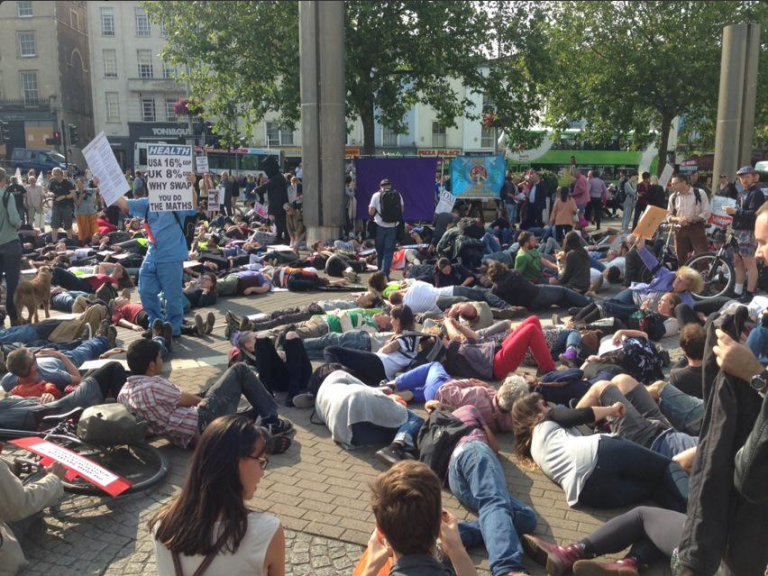 Hàng trăm người giả chết bên ngoài Cung điện Westminster. Ảnh: Twitter