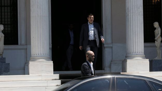 Thủ tướng Alexis Tsipras (ph&iacute;a sau) đ&atilde; d&agrave;nh trọn 1 ng&agrave;y để thống nhất &yacute; kiến với c&aacute;c th&agrave;nh vi&ecirc;n nội c&aacute;c trong ch&iacute;nh phủ. Ảnh: EPA