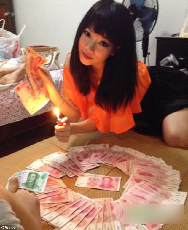C&ocirc; chi&ecirc;u, cậu ấm Trung Quốc khoe gi&agrave;u tr&ecirc;n mạng x&atilde; hội. Ảnh: Weibo