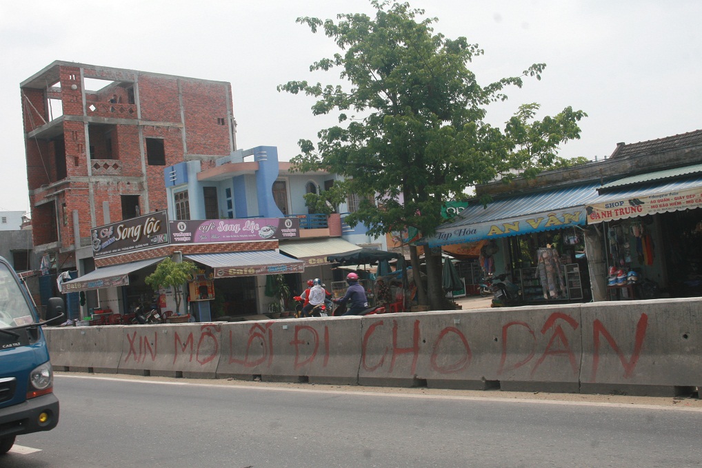 Người d&acirc;n viết lời &ldquo;cầu cứu&rdquo; l&ecirc;n dải ph&acirc;n c&aacute;ch