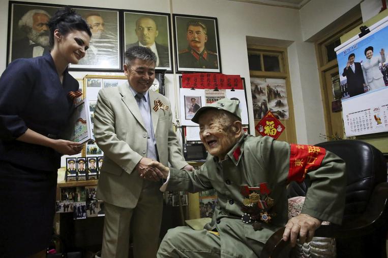 Cựu binh Trung Quốc Lu Baoping (97 tuổi), nhận được huy chương nhờ g&oacute;p c&ocirc;ng trong cuộc chiến chống lại ph&aacute;t x&iacute;t Nhật hồi Thế chiến II. Ảnh: Reuters