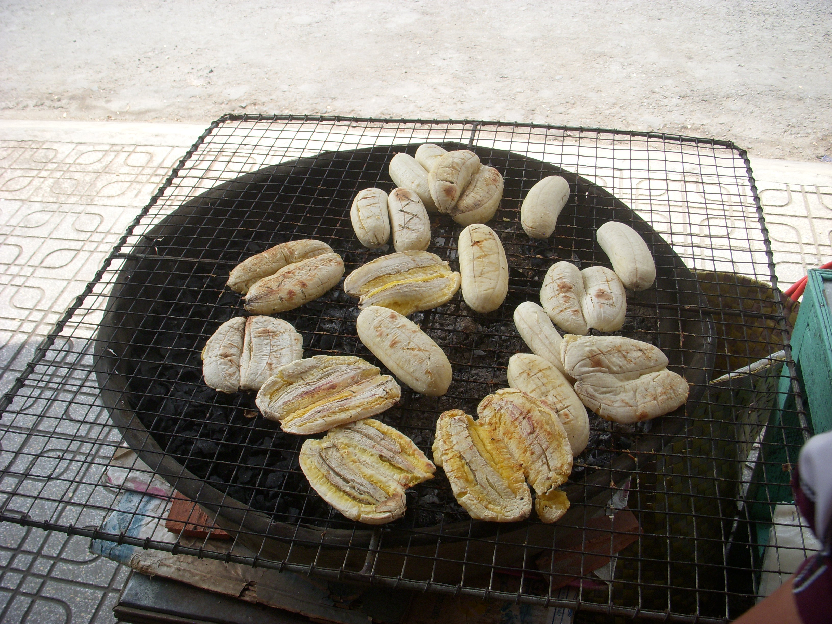 Chuối được nướng trên than gáo dừa